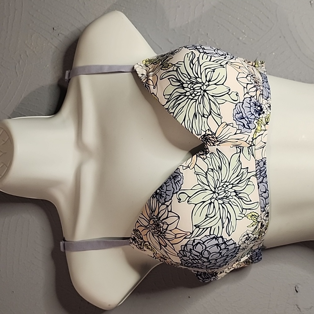 Kindly no underwire bra size 38B NWOT. Washed never worn. Floral pattern 🌺